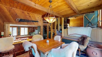 独立别墅, 多张床 (Treehouse in the Mountains) | 客厅