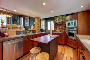 House, Multiple Beds (Treehouse in the Mountains) | Private kitchen