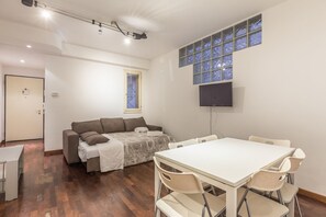Apartamento, 2 quartos | Área de estar | TV LCD