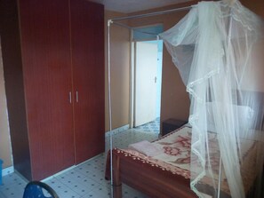 Escritorio, wifi gratis, ropa de cama