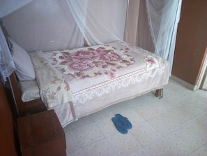 Escritorio, wifi gratis, ropa de cama