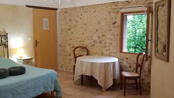 Family Room (Les Spacieuses) | Individually decorated, individually furnished, free cots/infant beds