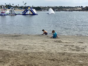 Plage à proximité, chaises longues, serviettes de plage
