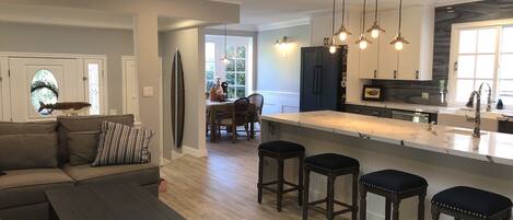 Smart-TV, Kamin, Bücher, Drucker