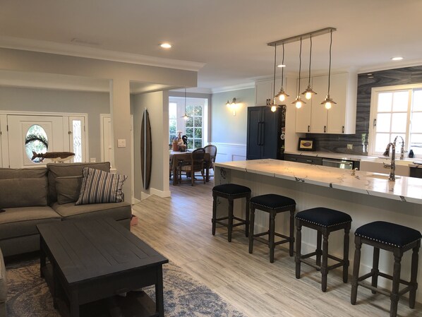 TV connectée, cheminée, livres, imprimantes