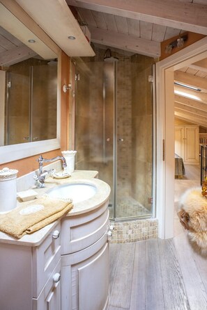 Apartment, 1 Schlafzimmer | Badezimmer | Dusche, Regendusche, kostenlose Toilettenartikel, Haartrockner