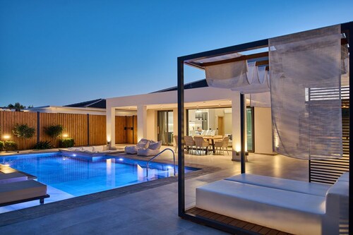 Private pool Villa with sea view at 250 m from the sea/beach