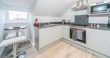 Flat 14 Helena House, 1-Bed, Sleeps 3, Parking
