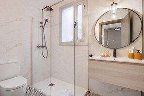 Hair dryer, towels - Sweett | Sepulveda Atic (Barcelona)