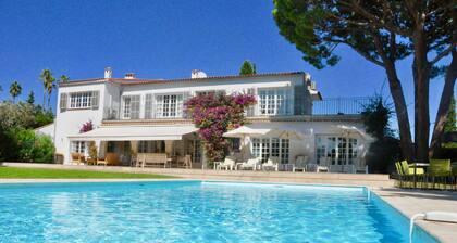 Große Villa in Strandnähe, Restaurants und Geschäften: 15 Personen mit großem Pool