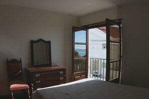 Habitación doble junior, 1 cama Queen size, para no fumadores, vista parcial al océano (Room 3) | Wifi gratis y ropa de cama