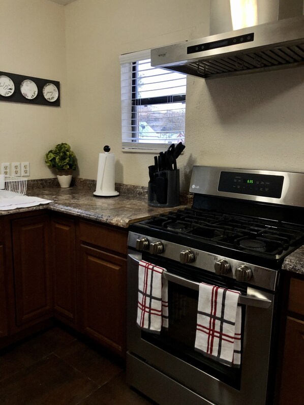 Frigorifero, microonde, forno, piano cottura