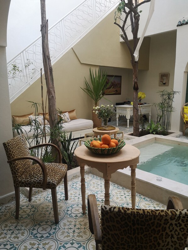 المنطقة المحيطة بالمنشأة