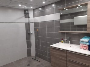Dusche, Haartrockner, Handtücher, Seife