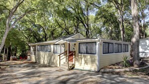 A mobile home with a front porch and a staircase leading to the entrance. - Angler Haus , Rustic Wundercove Cottage , Access to Shared Pool and River (New Braunfels)