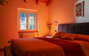 2 Schlafzimmer, Schreibtisch, Bettwäsche