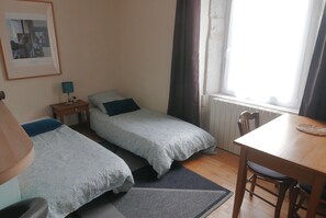 1 habitación, tabla de planchar con plancha y cuna de viaje 