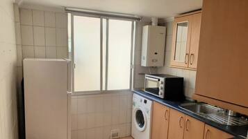 Een koelkast, een oven, een kookplaat, een koffiezetapparaat/waterkoker