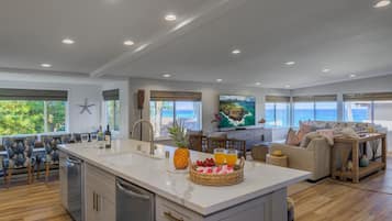 Private kitchen | Fridge, microwave, oven, stovetop