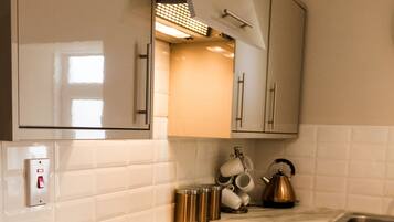 Refrigerador, microondas y tetera eléctrica