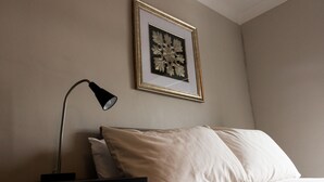 Blackout drapes, iron/ironing board (on request), cribs (free) - Harbour Lights (Irvine)