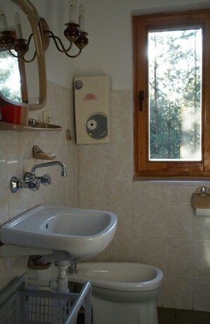 Duschwanne, Haartrockner, Bidet, Seife