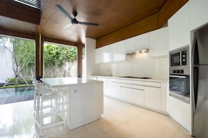 Refrigerador, microondas, horno, placa de cocina