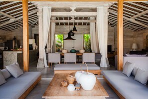 Living area - Beautiful 5 Star Holiday Villa in a Prime Location in Kerobokan (Bali)