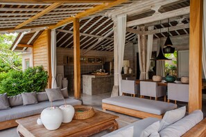 Outdoor dining - Beautiful 5 Star Holiday Villa in a Prime Location in Kerobokan (Bali)