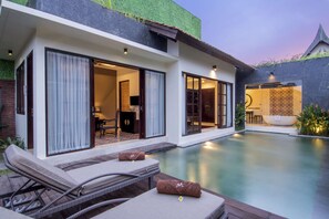 Une villa moderne dotée d’une piscine, d’une salle de bain privative et d’un coin repas.