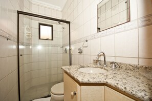 Apartamento família | Banheiro | Chuveiro, secador de cabelo, toalhas de banho, sabonete