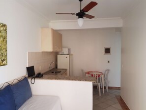 Standard Apartment | Private kitchenette | Fridge, microwave, oven, stovetop - Pousada Vale Del Sol (Bombinhas)