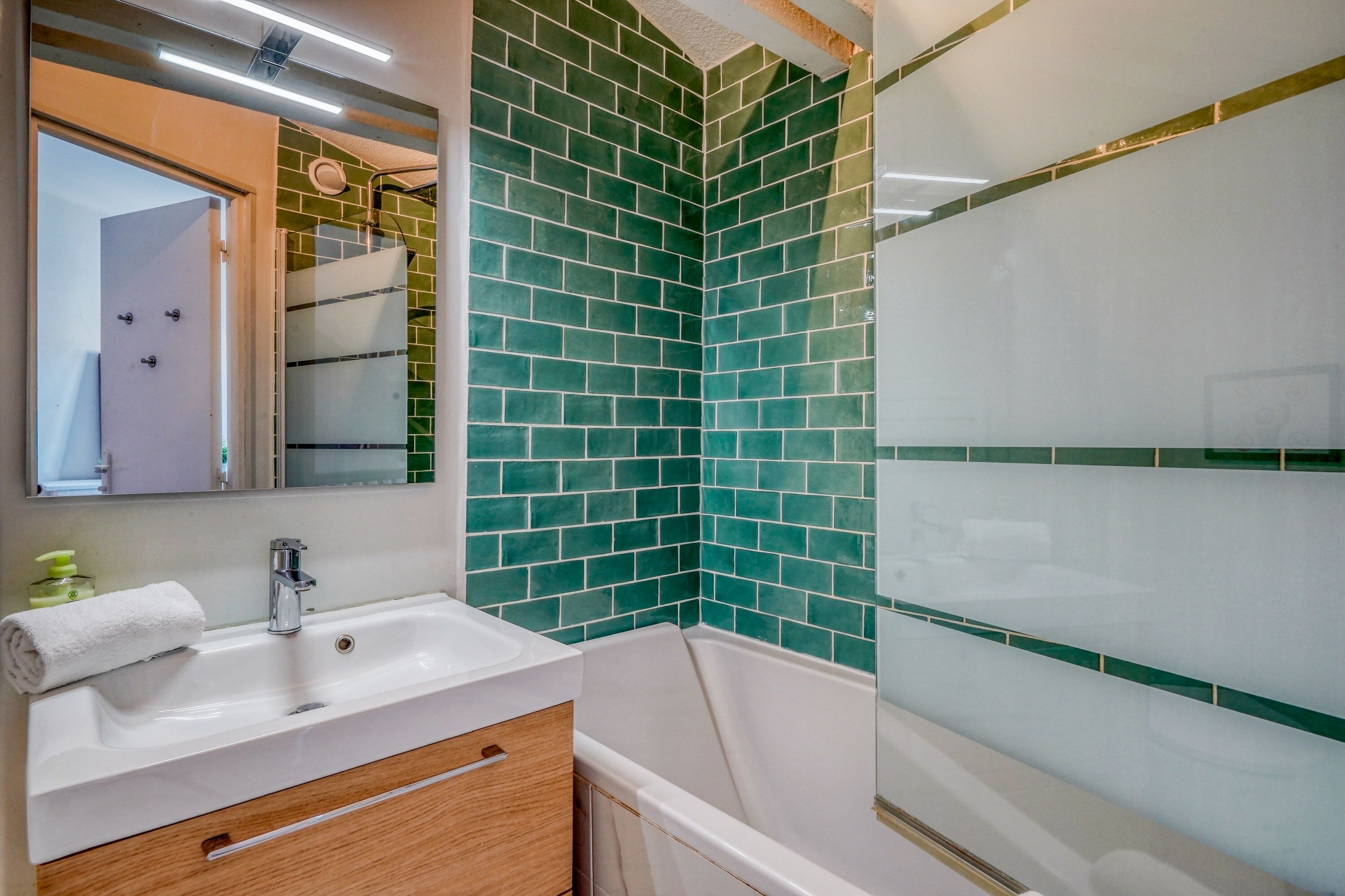 Articles de toilette gratuits, sèche-cheveux, serviettes fournies