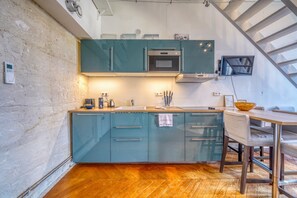 Refrigerador, microondas, lavavajillas y cafetera y tetera 