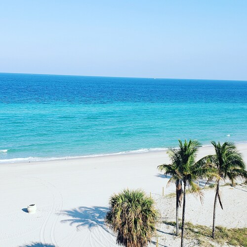 Beachfront 2BR w/Balcony, Pool, Free Parking, Prime Location