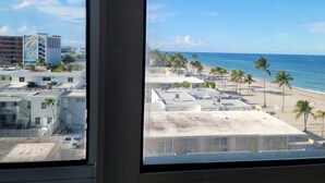 Ein Hotel mit Blick auf Strand und Meer.