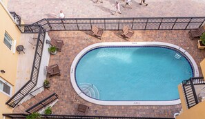 Utendørsbasseng og et oppvarmet basseng