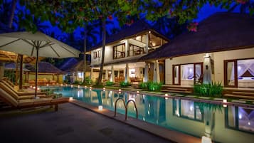 Una piscina al aire libre