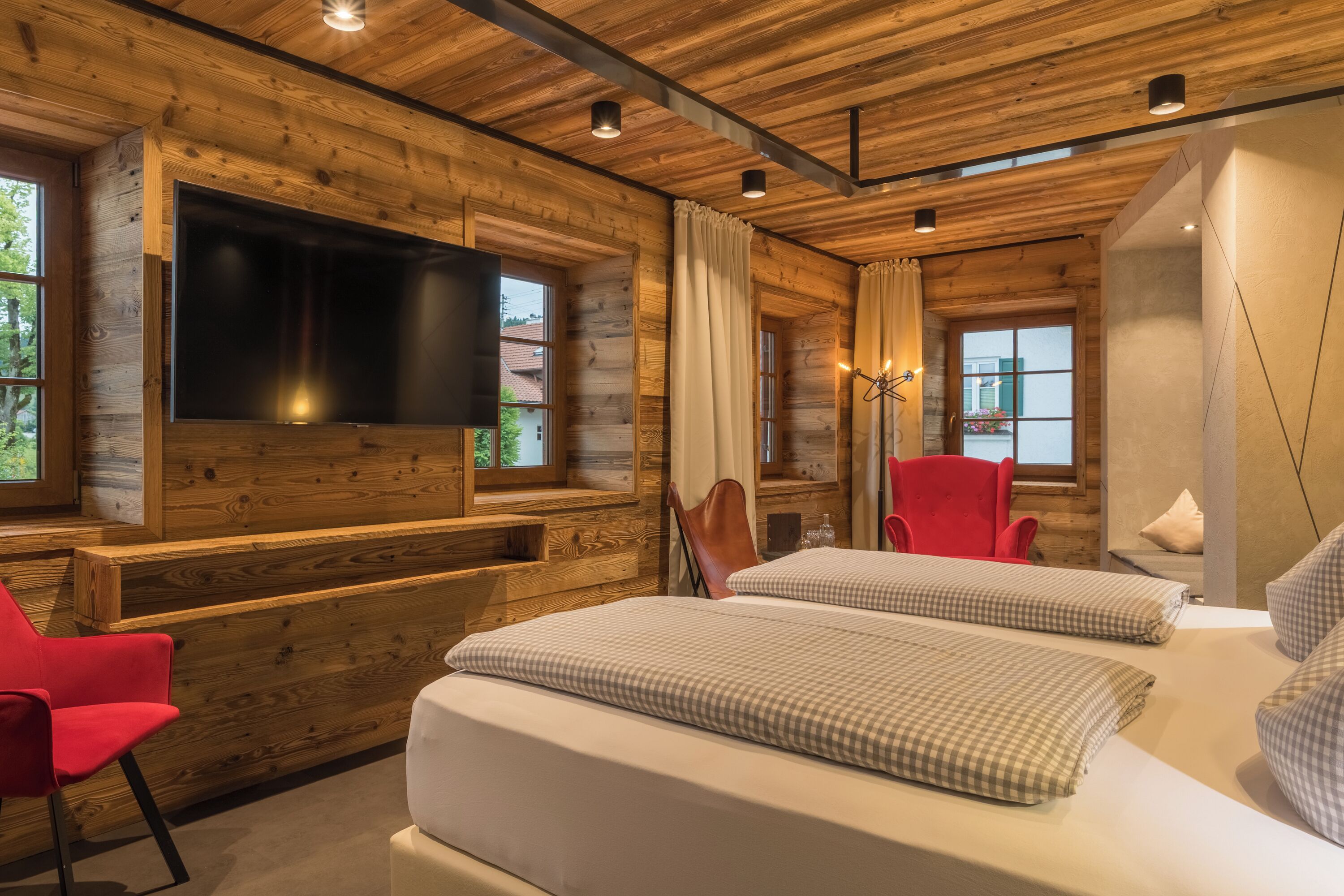 Rom – deluxe | Bad | Dusj, badekåper, tøfler og håndklær