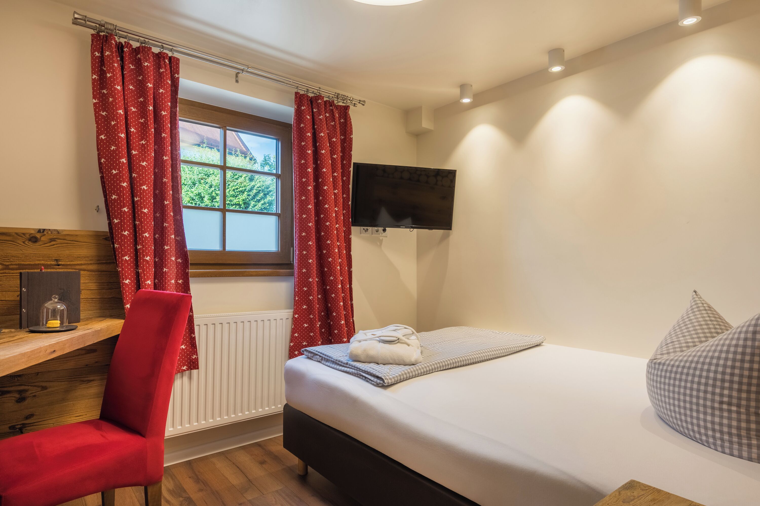 Standard Single Room | Minibar, individually decorated, individually furnished, desk