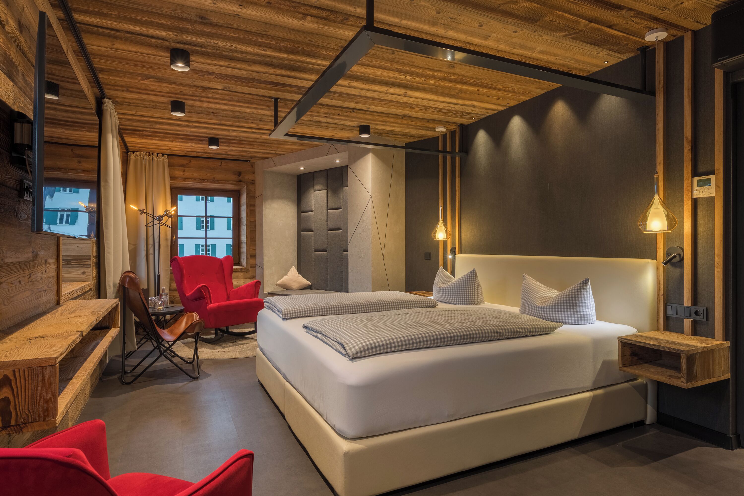 ห้องดีลักซ์ | มินิบาร์, ห้องพักตกแต่งอย่างมีเอกลักษณ์, ตกแต่งพิเศษโดยเฉพาะ, โต๊ะทำงาน