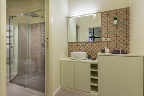 Dusche, Haartrockner, Bidet, Seife