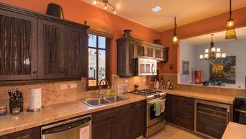 House, 2 Bedrooms | Private kitchen