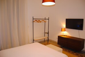 3 bedrooms, iron/ironing board, WiFi, bed sheets - Abbot Luxury Interior 3 (Bari)