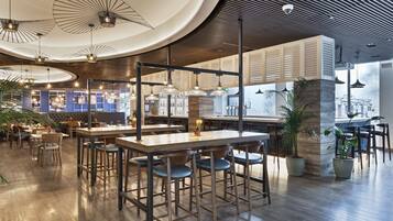 2 restaurants, breakfast served