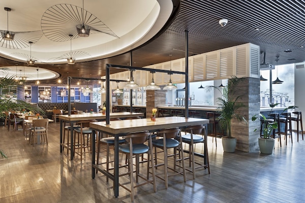 2 restaurants; breakfast, lunch, dinner, and brunch served