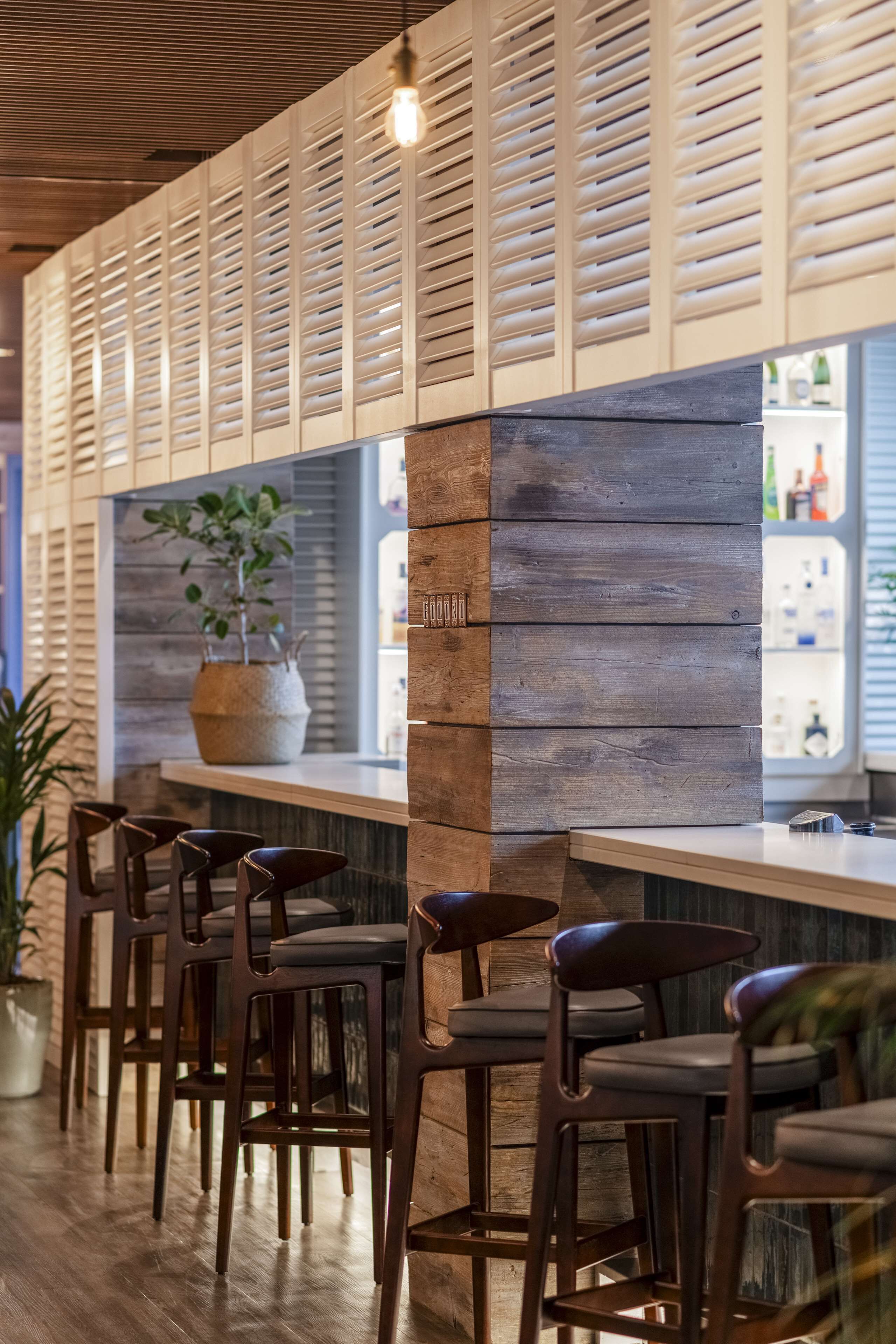 2 restaurants; breakfast, lunch, dinner and brunch served 