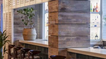 2 restaurants; breakfast, lunch, dinner and brunch served