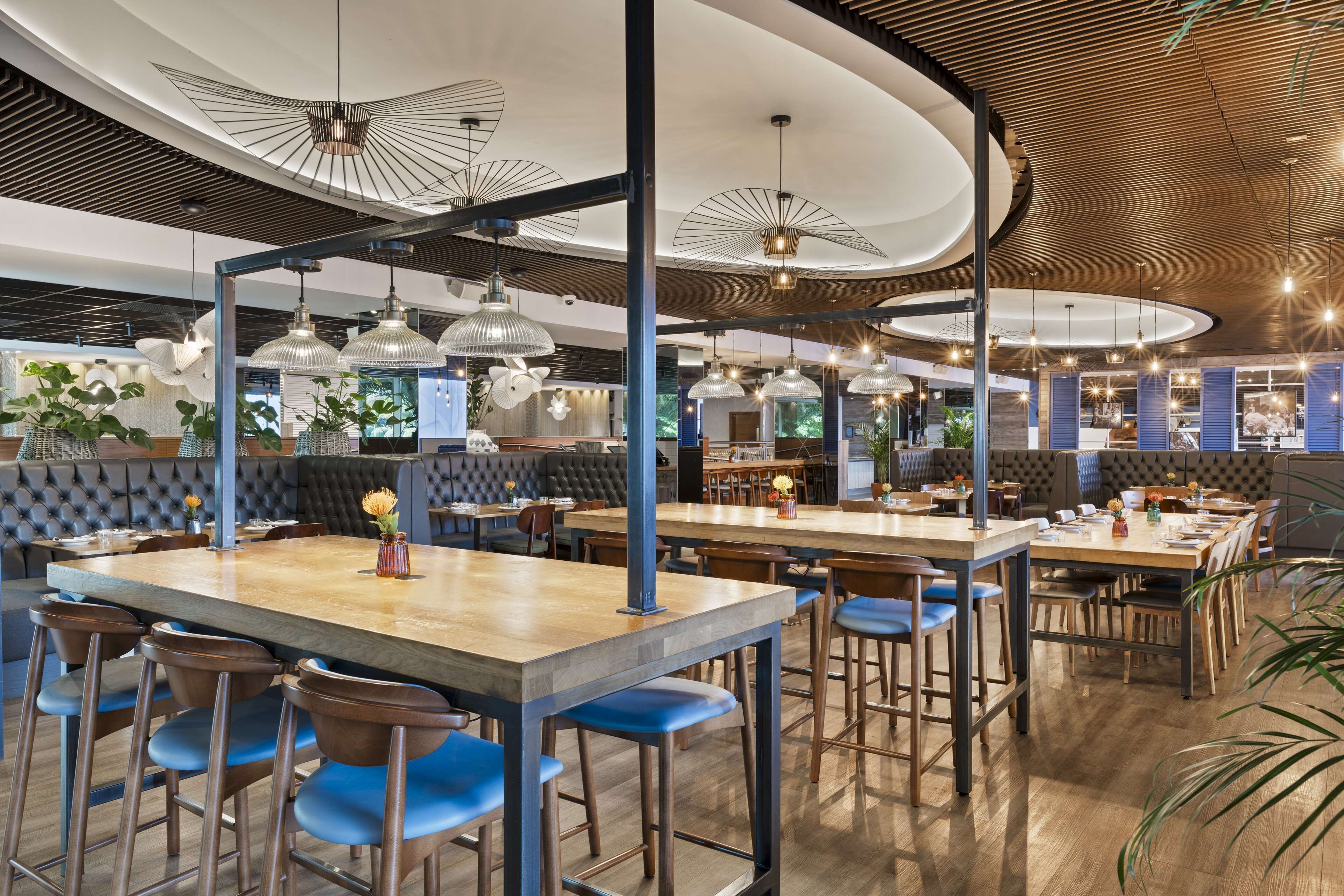 2 restaurants, breakfast served