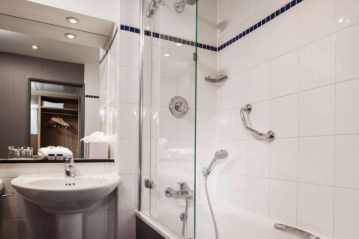 rainfall showerhead, free toiletries, hair dryer, towels